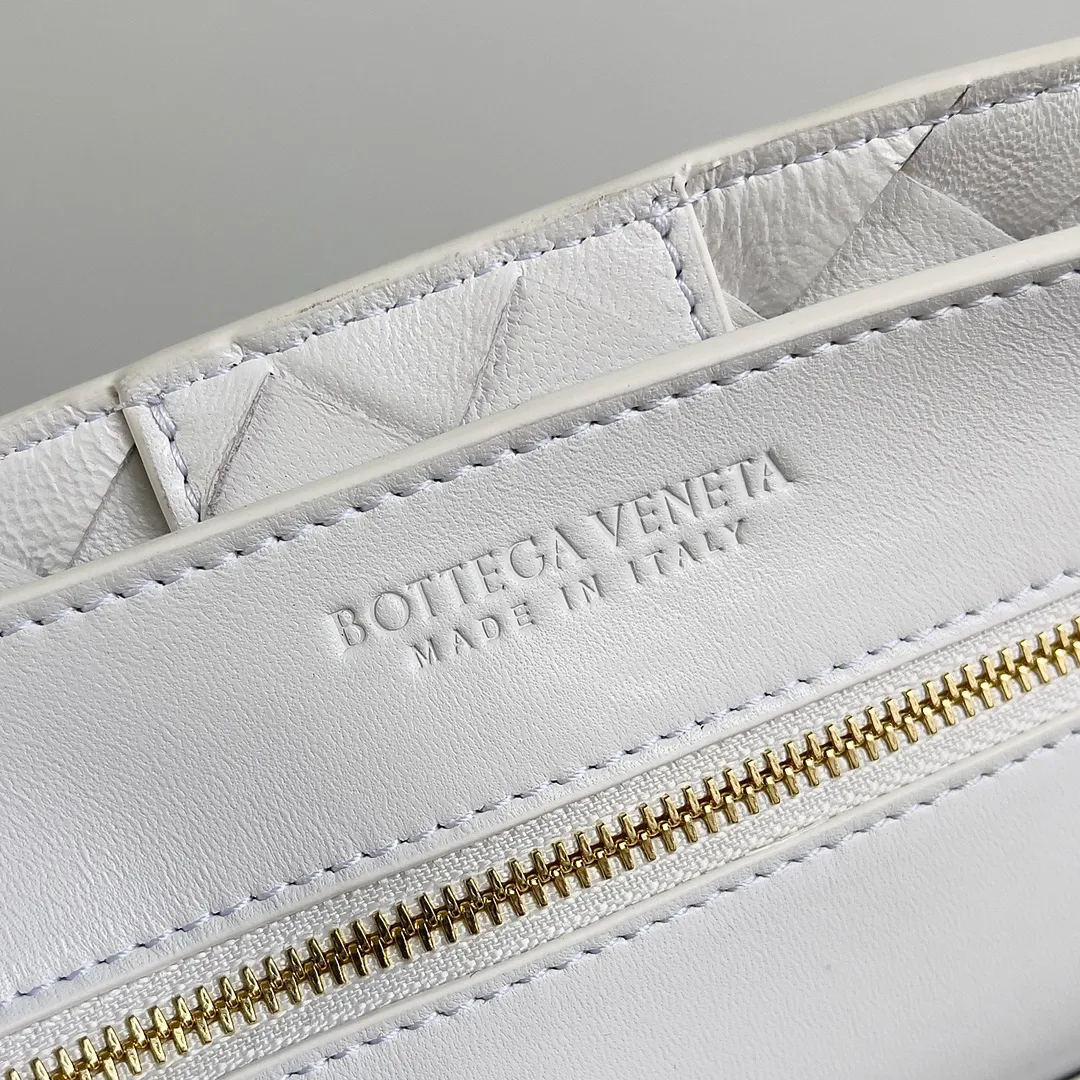 The 2023 new Andiamo batch of 2260 BV has been shipped‼ ️Really popular🔥The new Andiamo woven handbag launched by Bottega Veneta this season is really popular all over the world! ! Celebrities at home and abroad have worn it, and Oscar-winning actress Michelle Yeoh has taken it out on the street. Song Jia, Trai Yara, Yu Feihong, Sanji Ayaka, Rosie Hunting-Whiteley, Yoshioka Riho, etc. have all picked up this bag. It is classic and versatile, showing off its temperament, and the bag capacity is also large, which is very convenient for daily commuting! ! A variety of carrying methods, the shoulder straps can be adjusted by yourself, the original lambskin feels soft and delicate, and the unisex style breaks the gender boundaries and brings a more practical and long-lasting use experience. Andiamo, which has both elegant and casual styles, perfectly interprets the true appearance of "fashionable old money style". Style number: 743572 Size: 32*24*12